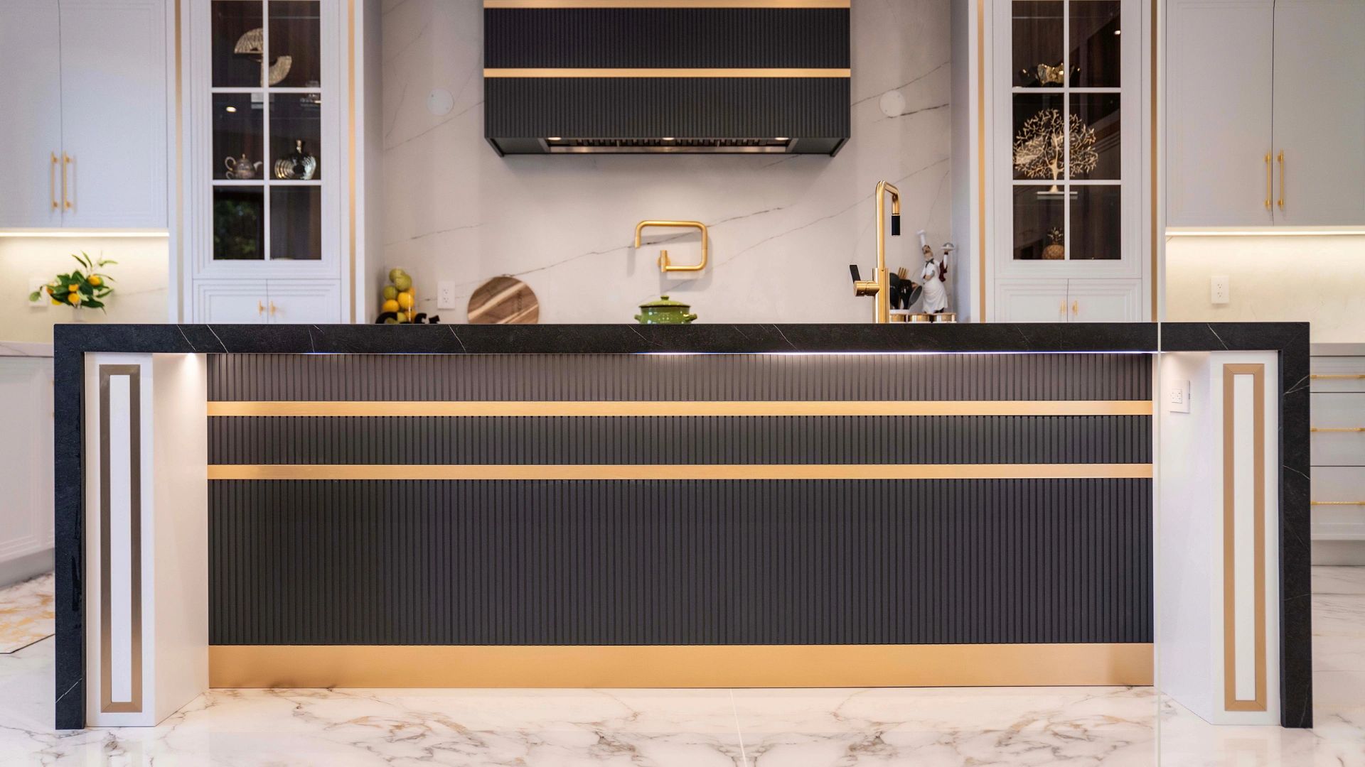Modern luxury kitchen by Dejavu Cabinetry